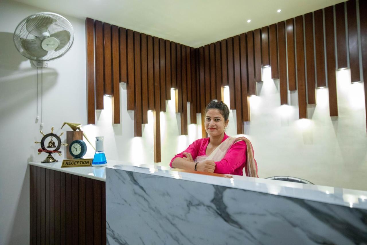 Hotel Js Souvenir Dehradun Buitenkant foto