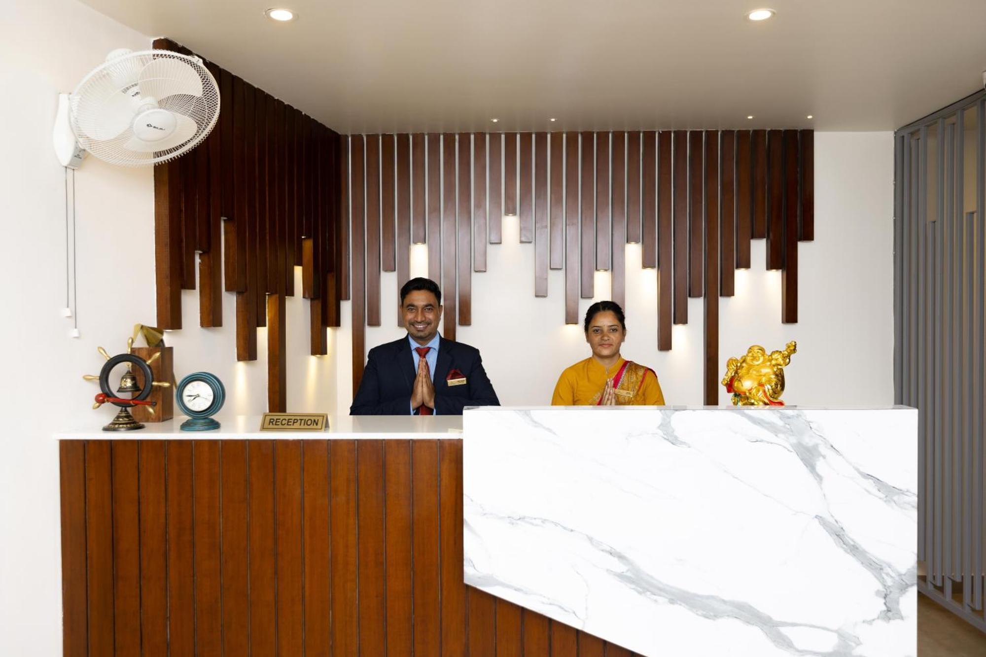 Hotel Js Souvenir Dehradun Buitenkant foto