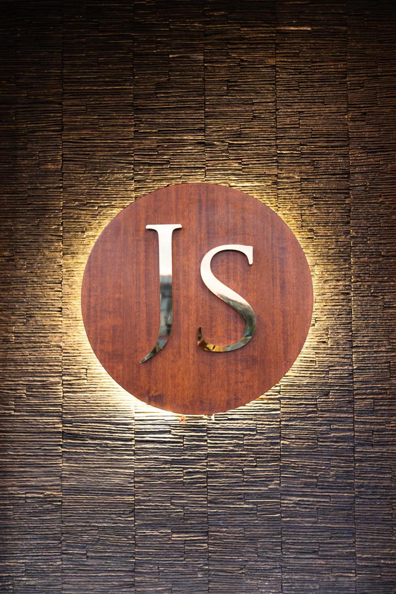 Hotel Js Souvenir Dehradun Buitenkant foto